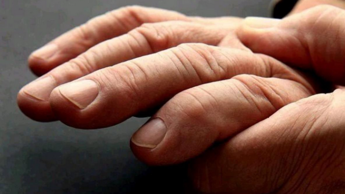 Screenshot-2024-11-04-at-23-44-17-3-Signs-In-Your-Hands-That-Could-Mean-You-Have-Serious-Health-Issues-Including-Cancer-AZNews
