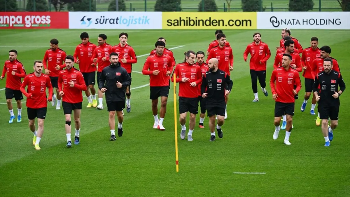 Milli takımda sakatlık. Araç ile tesise götürüldü